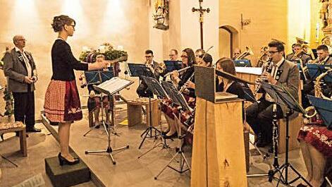 Andrea Löffler dirigierte beim Weihnachtskonzert erstmals vor einem großen Publikum. Klemens Löffler (links) war sehr zufrieden.  Foto: privat