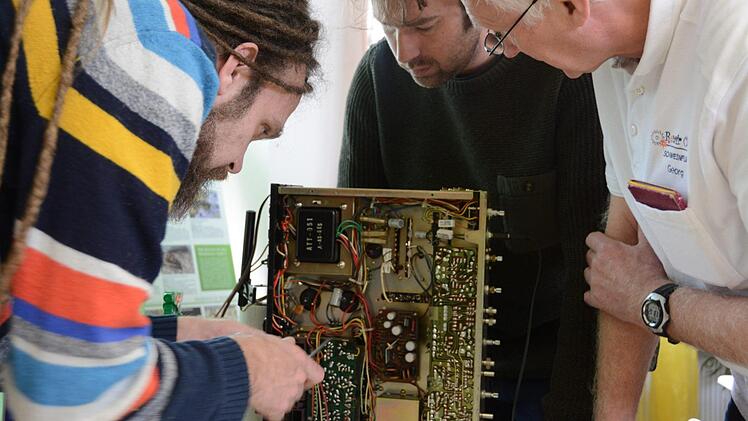 Gemeinsam suchen Julian Schmitt, Hannes und Georg Pfennig Lösungen - hier an der Platine eines Verstärkers.  Fotos: Elisabeth Assmann