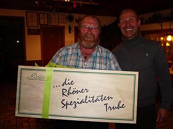 Vorsitzender Ewald Simon (rechts) zeichnete beim WSV Oberweißenbrunn das Gründungsmitglied Theo Abert für seine langjährige ehrenamtliche Unterstützung aus.  Foto: Marion Eckert