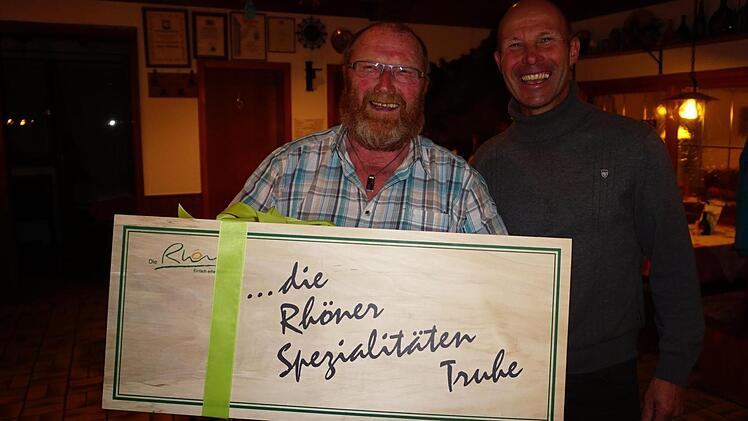 Vorsitzender Ewald Simon (rechts) zeichnete beim WSV Oberweißenbrunn das Gründungsmitglied Theo Abert für seine langjährige ehrenamtliche Unterstützung aus.  Foto: Marion Eckert