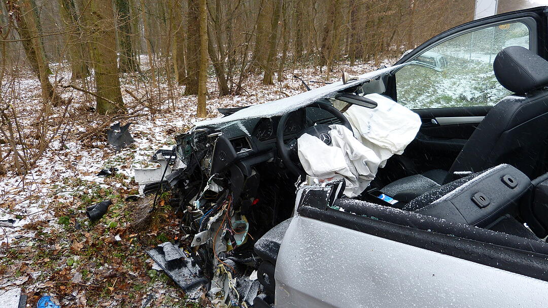 Unfall in Fürth: Auto kracht in Linienbus