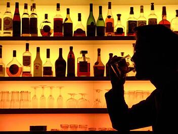 Alkohol ist sehr viel schädlicher als angenommen. Eine Studie zeigt auf, dass schon geringe Mengen Bier, Wein, Schnaps die Sterblichkeit erhöhen. Symbolfoto: Klaus-Dietmar Gabbert dpa