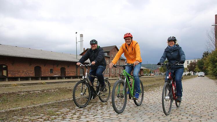 Campus-Geschäftsführer Matthias Kaiser, Gründungsdekan Stephan Clemens und Campus-Mitarbeiterin Doris Pfaffenberger erkunden Kulmbach per Rad. Foto: Dagmar Besand