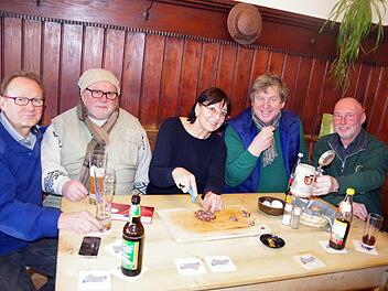 Sorgsam testen (von links) die Stammtischler Klaus und Olaf, Wirtin Evi Quast, Initiator Hans G&ouml;tz sowie Stammtischler Karl in der dritten Vorrunde zwei Sorten roten Presssack.Heike Sch&uuml;lein