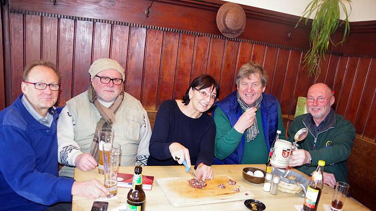 Sorgsam testen (von links) die Stammtischler Klaus und Olaf, Wirtin Evi Quast, Initiator Hans G&ouml;tz sowie Stammtischler Karl in der dritten Vorrunde zwei Sorten roten Presssack.Heike Sch&uuml;lein