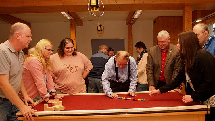 Kugelmagneten an den richtigen Ort bringen lautet die Aufgabe für, von links: Bernd Bullnheimer von "Main Connect" und die Referentin des Stadtrates für Inklusion und Senioren, Isabell Zimmer; ferner von rechts: die Leiterin der Wohngruppe, Anja Hegen, und  Bürgermeister Jürgen Hennemann.