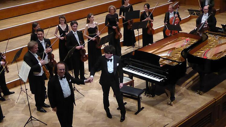 Am Ende gab's doch zwei lachende Sieger: Cyprien Katsaris und Martin James Bartlett nach Bachs Doppelkonzert. Foto: Gerhild Ahnert