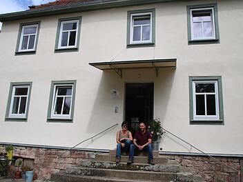 Charlie Friedel sitzt zusammen mit Ehefrau Anja Heide auf seinem Lieblingsplatz. Er hat das alte Pfarrhaus in Kleinwenkheim wieder hergerichtet. Thomas Malz