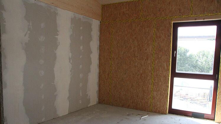 Die Zimmer  werden auch noch von innen mit Holz ausgekleidet. Foto: Ulrike Müller