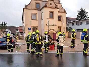 Eine Gro&szlig;&uuml;bung absolvierten die Freiwilligen Feuerwehren des Marktes auf dem Oberthulbaer Marktplatz.  Fotos: Manuel Schmitt