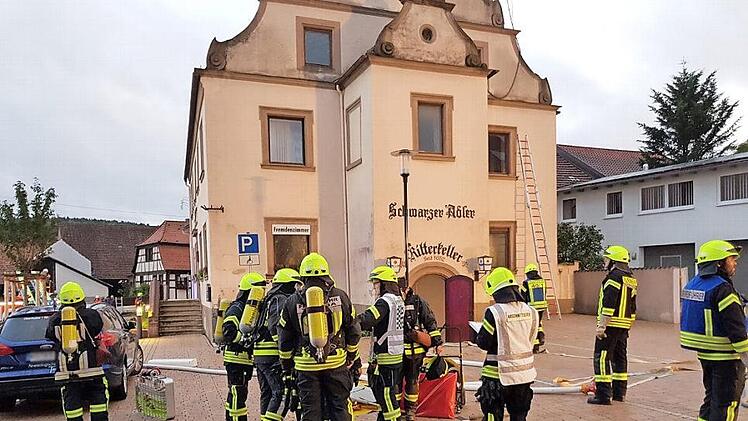 Eine Gro&szlig;&uuml;bung absolvierten die Freiwilligen Feuerwehren des Marktes auf dem Oberthulbaer Marktplatz.  Fotos: Manuel Schmitt