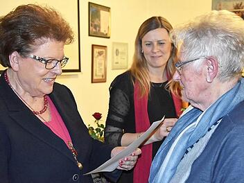 Der ehemaligen Landtagspr&auml;sidentin Barbara Stamm (links) war es ein besonderes Anliegen, den Frauen an der Basis f&uuml;r ihre Heimatverbundenheit zu danken. Hier ehrt sie Franziska Endres. Mit im Bild ist die FU-Ortsverbandsvorsitzende Christina Stula (Mitte).  Fotos: Christiane Reuther