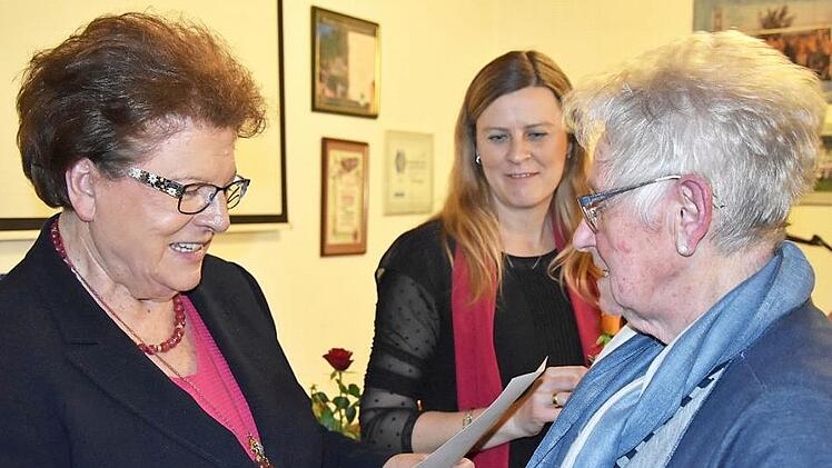 Der ehemaligen Landtagspr&auml;sidentin Barbara Stamm (links) war es ein besonderes Anliegen, den Frauen an der Basis f&uuml;r ihre Heimatverbundenheit zu danken. Hier ehrt sie Franziska Endres. Mit im Bild ist die FU-Ortsverbandsvorsitzende Christina Stula (Mitte).  Fotos: Christiane Reuther
