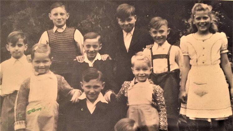 Heide Sommer (8,rechts) im Jahr 1948 mit Kindern der Oberen Saline; mittlere Reihe: ihre Brüder Friedemann (4,links) und Thomas (3,rechts). Repro/Archiv Sommer