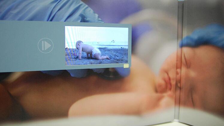 Ein Blick in die von Audio Logo für Siemens HealthCare entwickelte Imagebroschüre, in der nach dem Aufklappen ein Film abläuft.