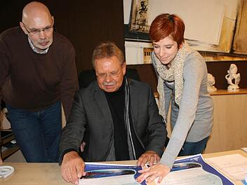 Sie schlagen einen neuen Weg ein, um Kronacher und Landkreisbürger auf das Crana Mare aufmerksam zu machen (von links): Werkleiter Peter Maaß, Bürgermeister Wolfgang Beiergrößlein und die Leiterin des Crana Mare, Stefanie Hofmann. Foto: Veronika Schadeck
