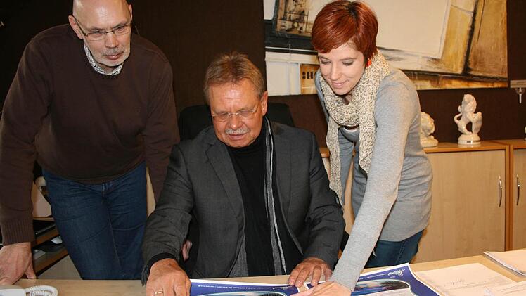 Sie schlagen einen neuen Weg ein, um Kronacher und Landkreisbürger auf das Crana Mare aufmerksam zu machen (von links): Werkleiter Peter Maaß, Bürgermeister Wolfgang Beiergrößlein und die Leiterin des Crana Mare, Stefanie Hofmann. Foto: Veronika Schadeck