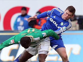 Alexander Madlung (rechts), hier im Zweikampf mit dem Fürther Gerald Asamoah im Bundesligaspiel zwischen Greuther Fürth und dem VfL Wolfsburg am 9. Februar 2013, wechselt zu Eintracht Frankfurt. Foto: dpa