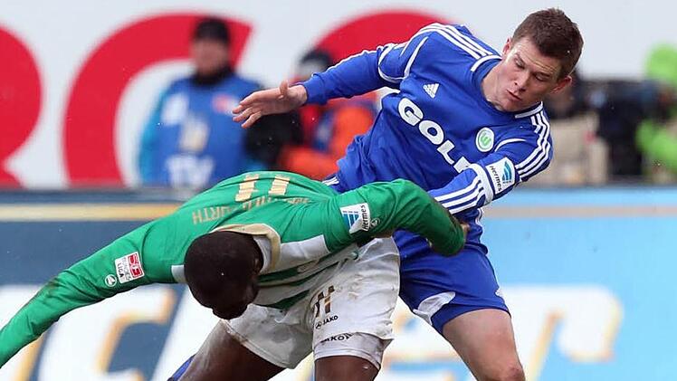 Alexander Madlung (rechts), hier im Zweikampf mit dem Fürther Gerald Asamoah im Bundesligaspiel zwischen Greuther Fürth und dem VfL Wolfsburg am 9. Februar 2013, wechselt zu Eintracht Frankfurt. Foto: dpa