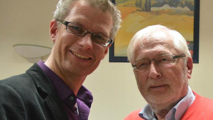 Uwe Kirschstein(links) bei seiner Wahl zum neuen SPD-Ortsvorsitzenden.Neben ihm sein Vorgänger Klaus Thormann  Foto: Hitschel