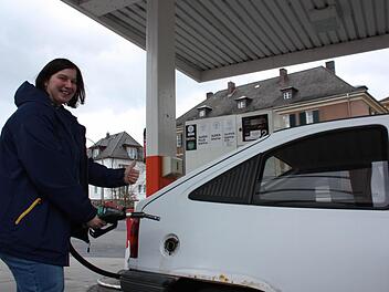 Anja Passe kann einfach volltanken ohne aufs Geld schauen zu müssen. Foto: Robert Huger