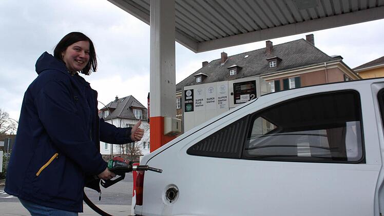 Anja Passe kann einfach volltanken ohne aufs Geld schauen zu müssen. Foto: Robert Huger