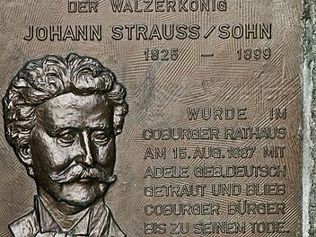 Diese Gedenktafel im Rosengarten erinnert an den Coburg-Aufenthalt des Walzerkönigs. Foto: Archiv/Jochen Berger