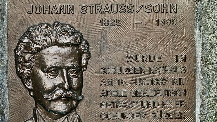 Diese Gedenktafel im Rosengarten erinnert an den Coburg-Aufenthalt des Walzerkönigs. Foto: Archiv/Jochen Berger