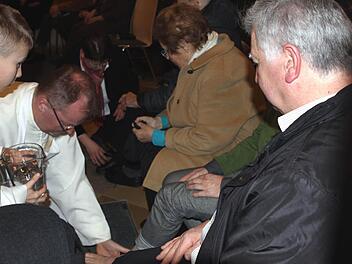 Nach dem Evangelium wusch Regionaldekan Thomas Teuchgräber in der Stadtpfarrkirche zwölf Personen die Füße - erstmals seit den 50er Jahren. Foto: Michael Wunder