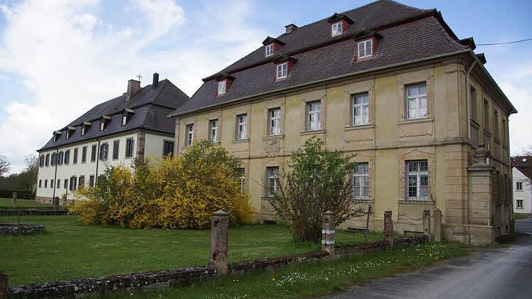Haus Nivard und links Haus Josef mit der Kirche. Foto: Anton Then
