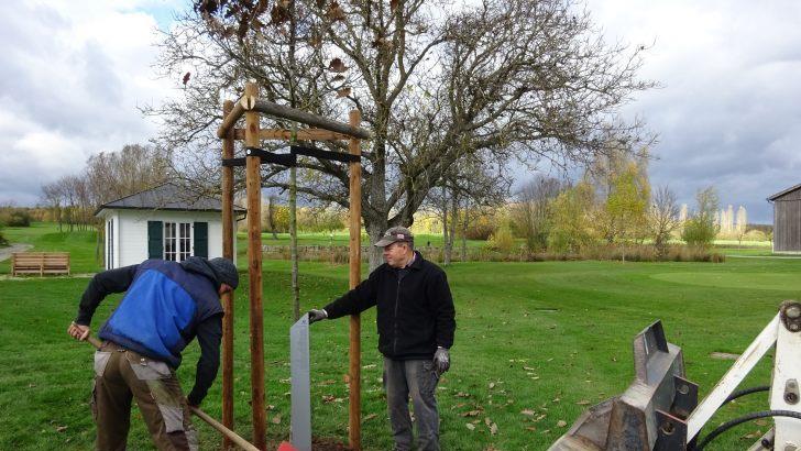 Eine Roteiche und eine Stele erinnern an die Gründungsmitglieder des Golfclubs Maria Bildhausen.  Foto: Anton Then