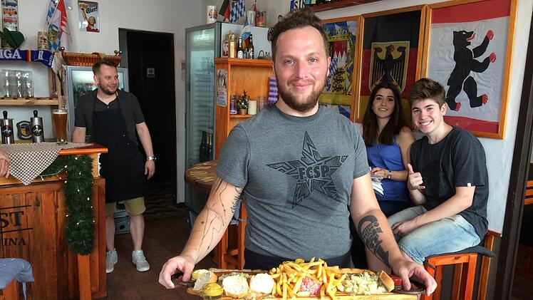 Die Familien-Wurstplatte ist der Bestseller im Extrawurst. Foto: Nikolas Pelke