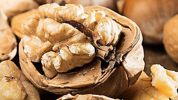 Walnüsse enthalten neben Fett unter anderem viele Antioxidantien, die freie Radikale im Körper fangen sollen.  Foto: Franziska Gabbert/dpa-mag