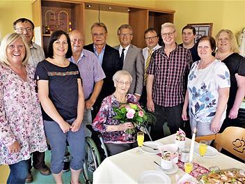 Dora Bänsch feierte 95. Geburtstag. Mit im Bild Pfarrer Michael Foltin, stellvertretender Landrat Wolfgang Beiergrößlein, Stockheims Bürgermeister Rainer Detsch, Heinz-Glas-Betriebsratsvorsitzender Reiner Löffler sowie die Familienangehörigen Foto: Gerd Fleischmann