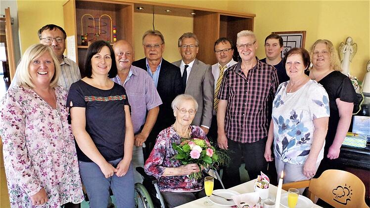 Dora Bänsch feierte 95. Geburtstag. Mit im Bild Pfarrer Michael Foltin, stellvertretender Landrat Wolfgang Beiergrößlein, Stockheims Bürgermeister Rainer Detsch, Heinz-Glas-Betriebsratsvorsitzender Reiner Löffler sowie die Familienangehörigen Foto: Gerd Fleischmann