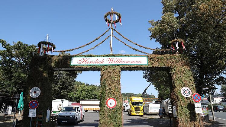 Am Montag wurde auf der Hofwiese fleißig abgebaut. Foto: Marian Hamacher