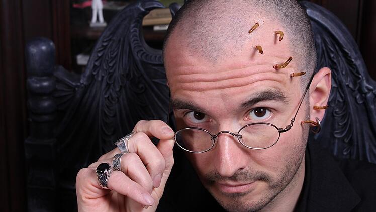 Mark Benecke scheut auch vor Selbsttests nicht zurück. In diesem Fall sind es - aufgeklebte - Würmer, im echten Leben Blutegel.  Foto: Sandra K.A.S.