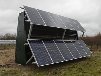 Ein Prototyp des Solar-Lärmschutzwall steht auf dem Testgelände in Bad Staffelstein.Foto: Stefanie Gleixner