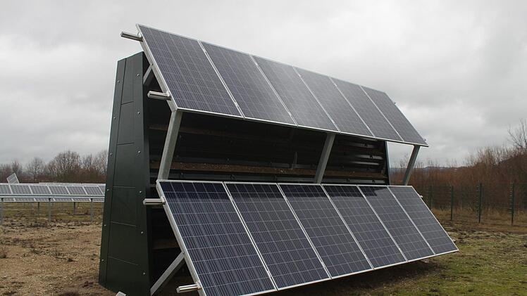 Ein Prototyp des Solar-Lärmschutzwall steht auf dem Testgelände in Bad Staffelstein.Foto: Stefanie Gleixner