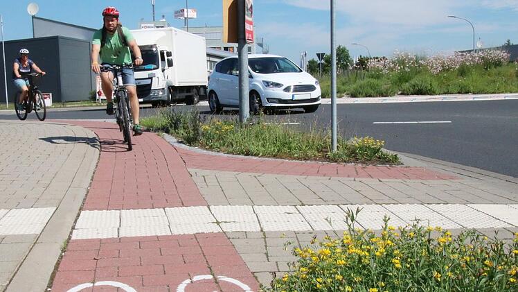 Oliver und Petra Grell aus Unterfranken haben den Kreisverkehr unbeschadet durchfahren - ein sicheres Gefühl hatten sie dabei aber nicht.  Fotos: Sebastian Schanz