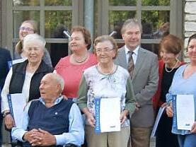 Gruppenbild mit den Geehrten, rechts B&uuml;rgermeister M&ouml;hrlein, links Vorsitzender Jacobi Foto: p