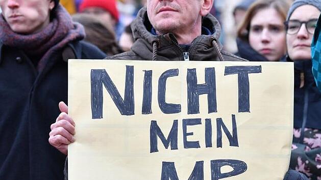 Bürger demonstrieren in Erfurt gegen den neuen Ministerpräsidenten.  Foto: Martin Schutt/dpa