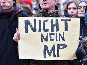 B&uuml;rger demonstrieren in Erfurt gegen den neuen Ministerpr&auml;sidenten.  Foto: Martin Schutt/dpa