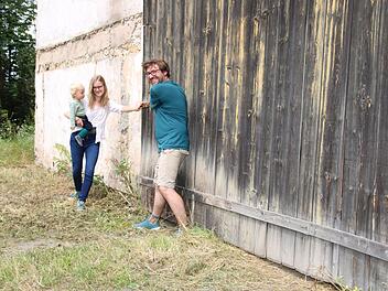 Bald soll sich das große Scheunentor öffnen und den Weg freigeben in ein Kulturzentrum mit Café und Laden. So haben es Charlotte und Janosch Asen geplant. Fotos: Katrin Geyer