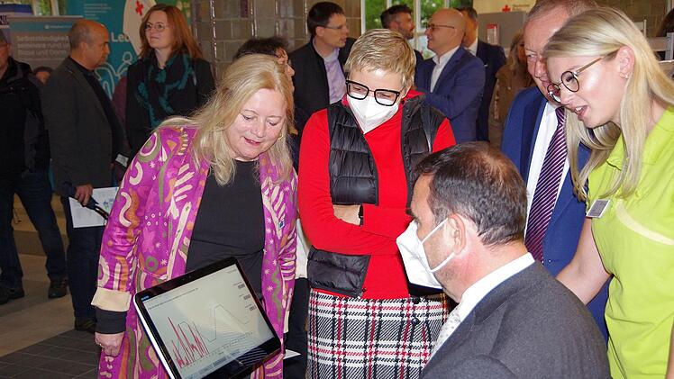 Auch Minister Klaus Holetschek probierte sich beim Rundgang aus. Im Hintergrund: Organisatorin Elisabeth Müller, Sabine Dittmar (Parlamentarische Staatssekretärin), Landrat Thomas Bold. Foto: Klaus Werner