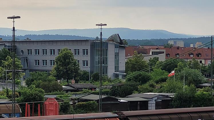 Bamberg: Sturm reißt Dach von Arbeitsagentur - Behörde schildert Schaden