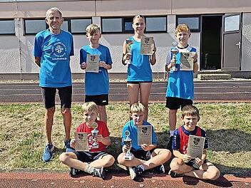 Die Sieger mit dem Trainer: (v.l.) stehend Trainer Kurt Herbicht, Mattis Huntscha, Leonie Mager, Vince Fischer, vorne sitzend Till Thierauf, Fabian Mager und Lukas Voßwinkel. Es fehlen Sydney Hümmer, Maximilian Scheller und Oscar Neumann