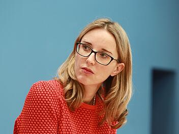 Die Medizinethikerin Alena Buyx ist eines der bekanntesten Wissenschaftsgesichter Deutschlands. Bekannt wurde sie als Vorsitzende des Deutschen Ethikrates während der Corona-Pandemie. Ab Donnerstag, 28. August, ist sie auch TV-Gastgeberin bei "NANO Talk" aktiv.