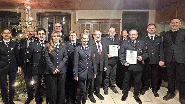 Verdiente Mitglieder ehrte die Feuerwehr Thurnau. Im Bild (von rechts) B&uuml;rgermeister Martin Bernreuther, Kreisbrandrat Thomas Hoffmann, Hans-Georg Greim, Kreisjugendwartin Daniela Wagner, Rainer Harz, stellvertretender Landrat Dieter Schaar, Kassi...