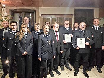Verdiente Mitglieder ehrte die Feuerwehr Thurnau. Im Bild (von rechts) B&uuml;rgermeister Martin Bernreuther, Kreisbrandrat Thomas Hoffmann, Hans-Georg Greim, Kreisjugendwartin Daniela Wagner, Rainer Harz, stellvertretender Landrat Dieter Schaar, Kassi...